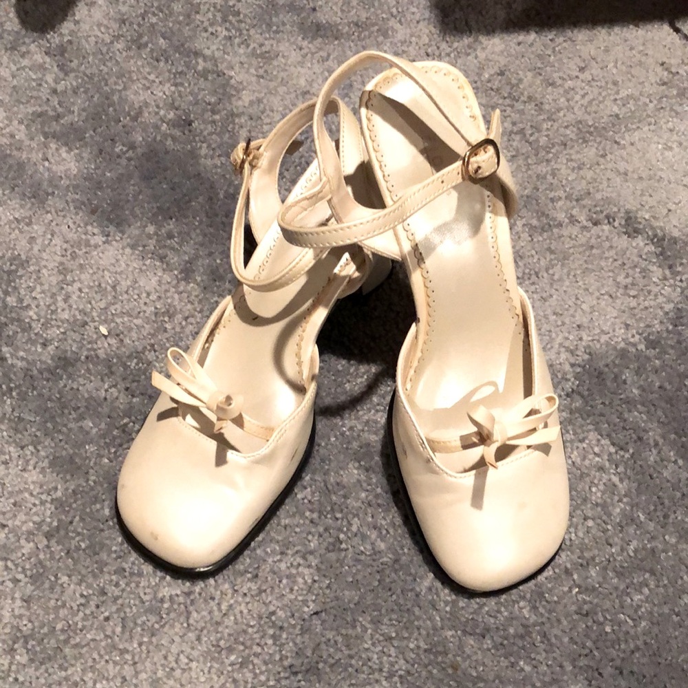 Fioni Size 5 Cream Heels